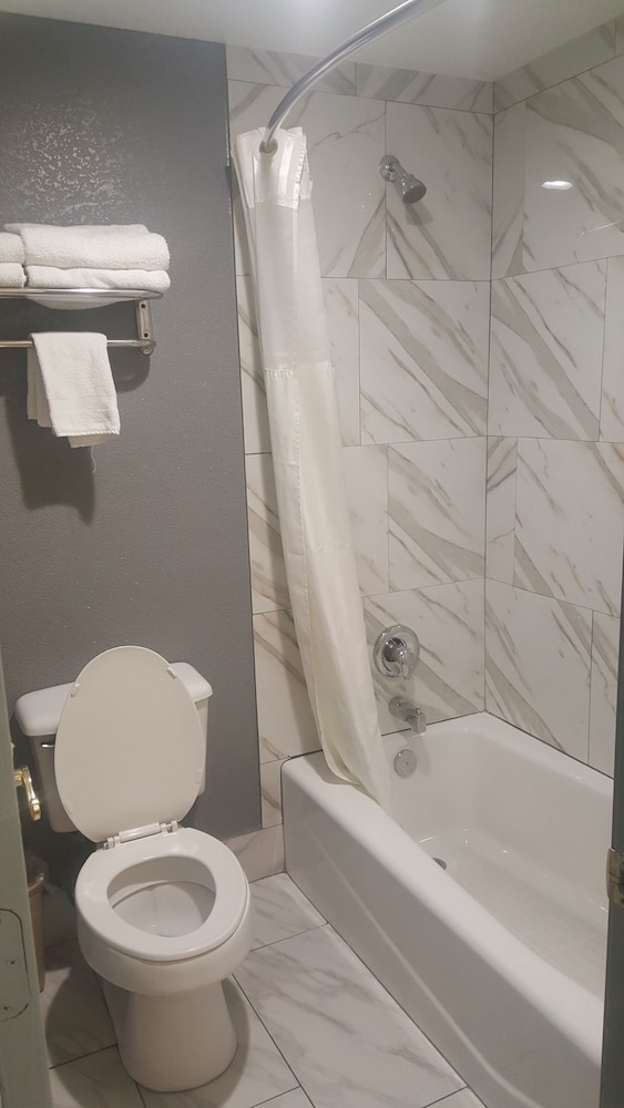 Americas Best Value Inn - Frost Bank Center 12/36