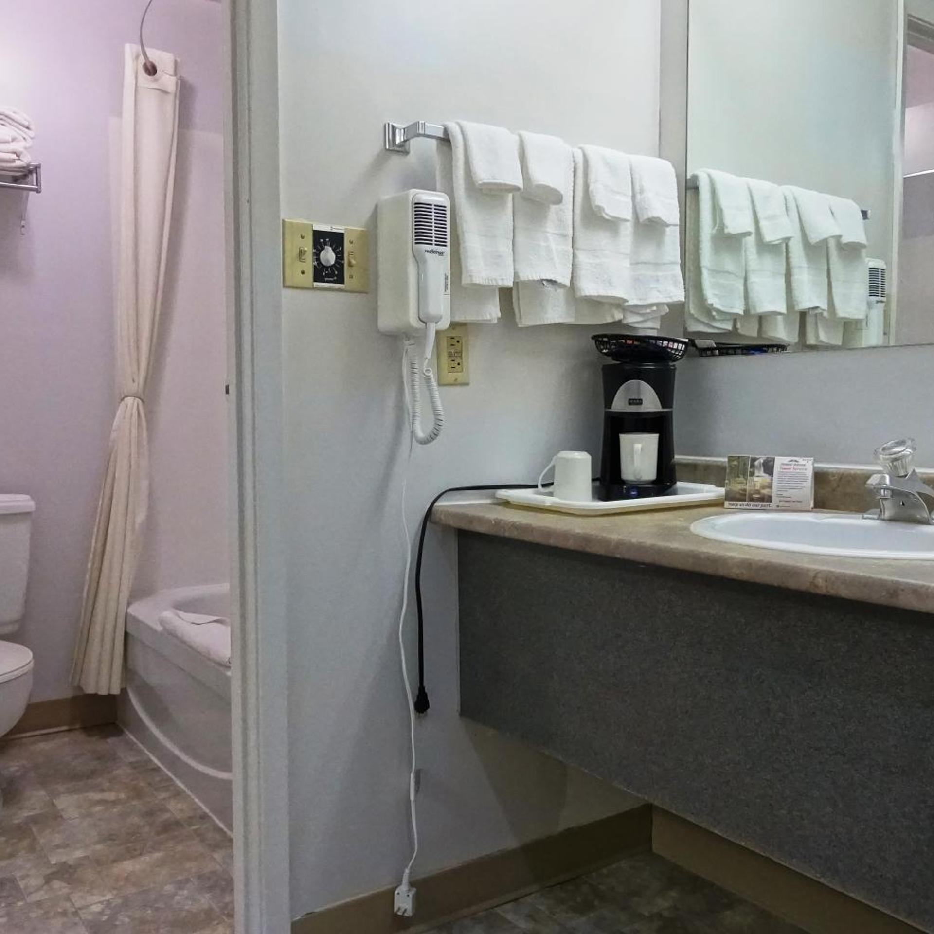 Howard Johnson by Wyndham Tillsonburg 28/28