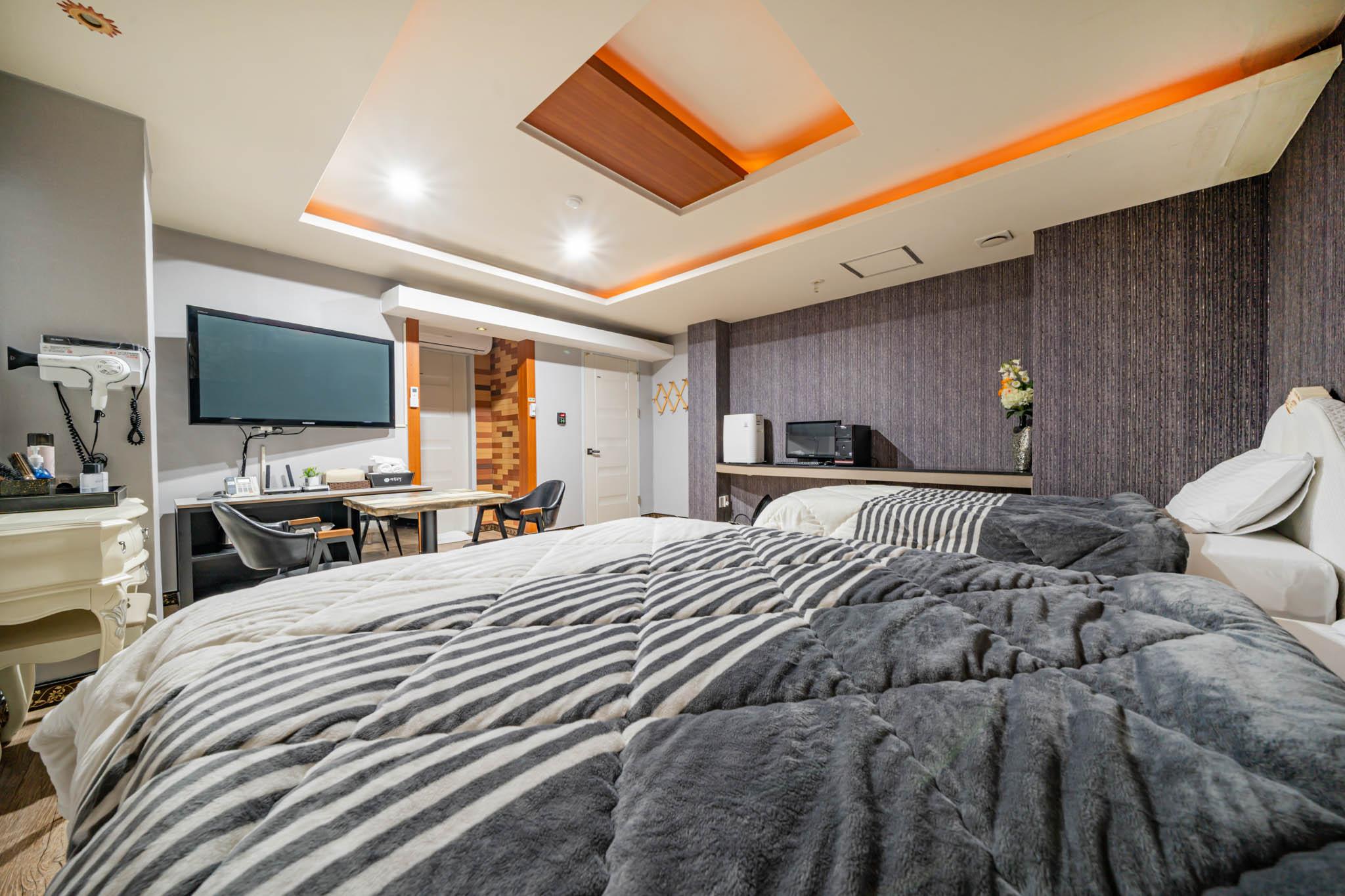 Vip, 1 Double and 1 Single Bed