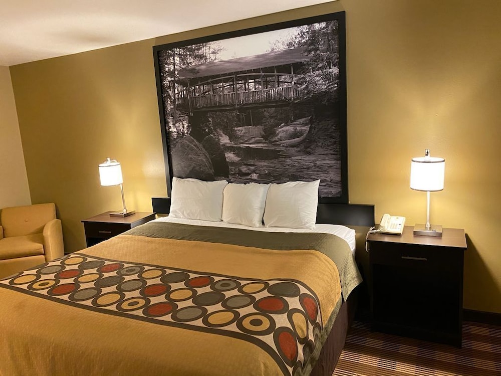 Super 8 by Wyndham Eau Claire WI 9/20