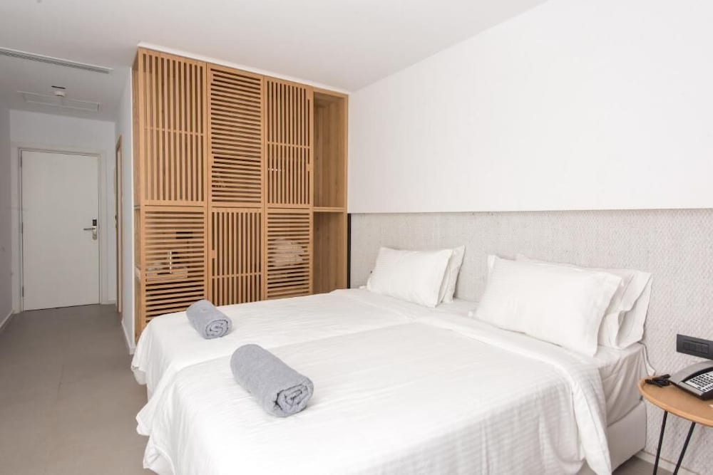SUPERIOR, DOUBLE OR TWIN BED
