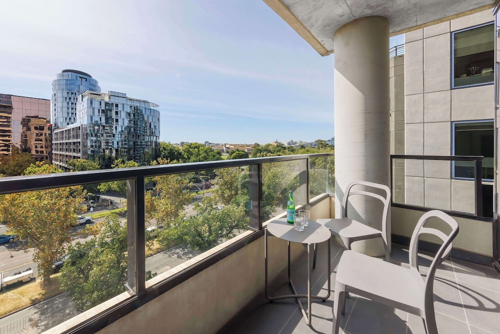 Oaks Melbourne St Kilda Road Hotel 37/64