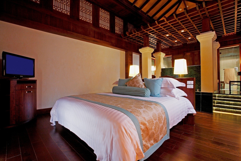 Centara Grand Beach Resort Phuket 22/85