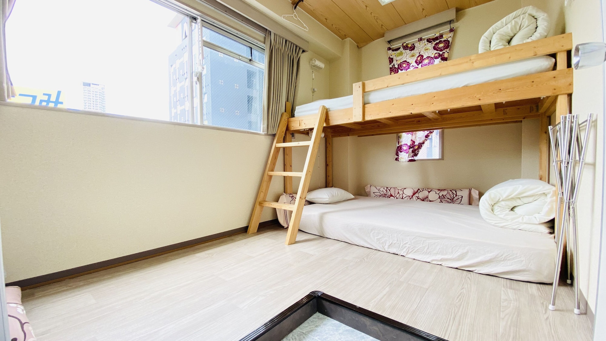 TWIN BEDS, SHARED BATHROOM