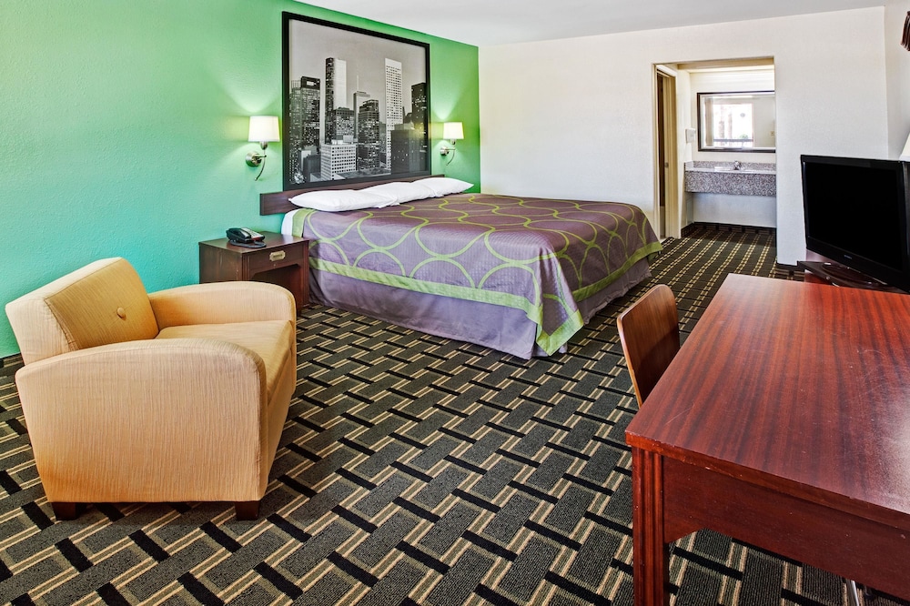 Hotel Baytown/I-10 7/56