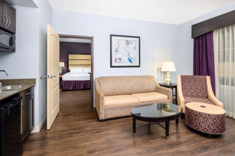 La Quinta Inn & Suites by Wyndham Hinesville - Fort Stewart 35/56