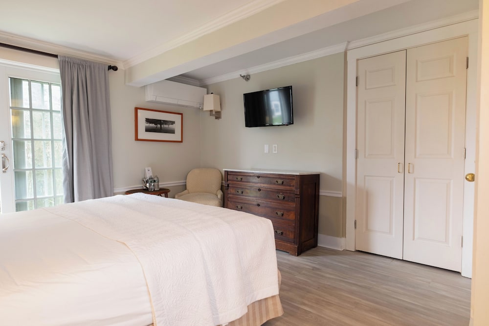 Residential, Queen Bed, Pet Friendly