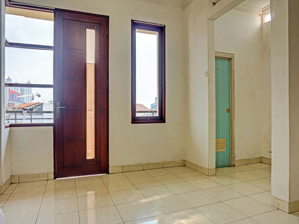 Super OYO 91535 J&b Rooms Tomang 30/35