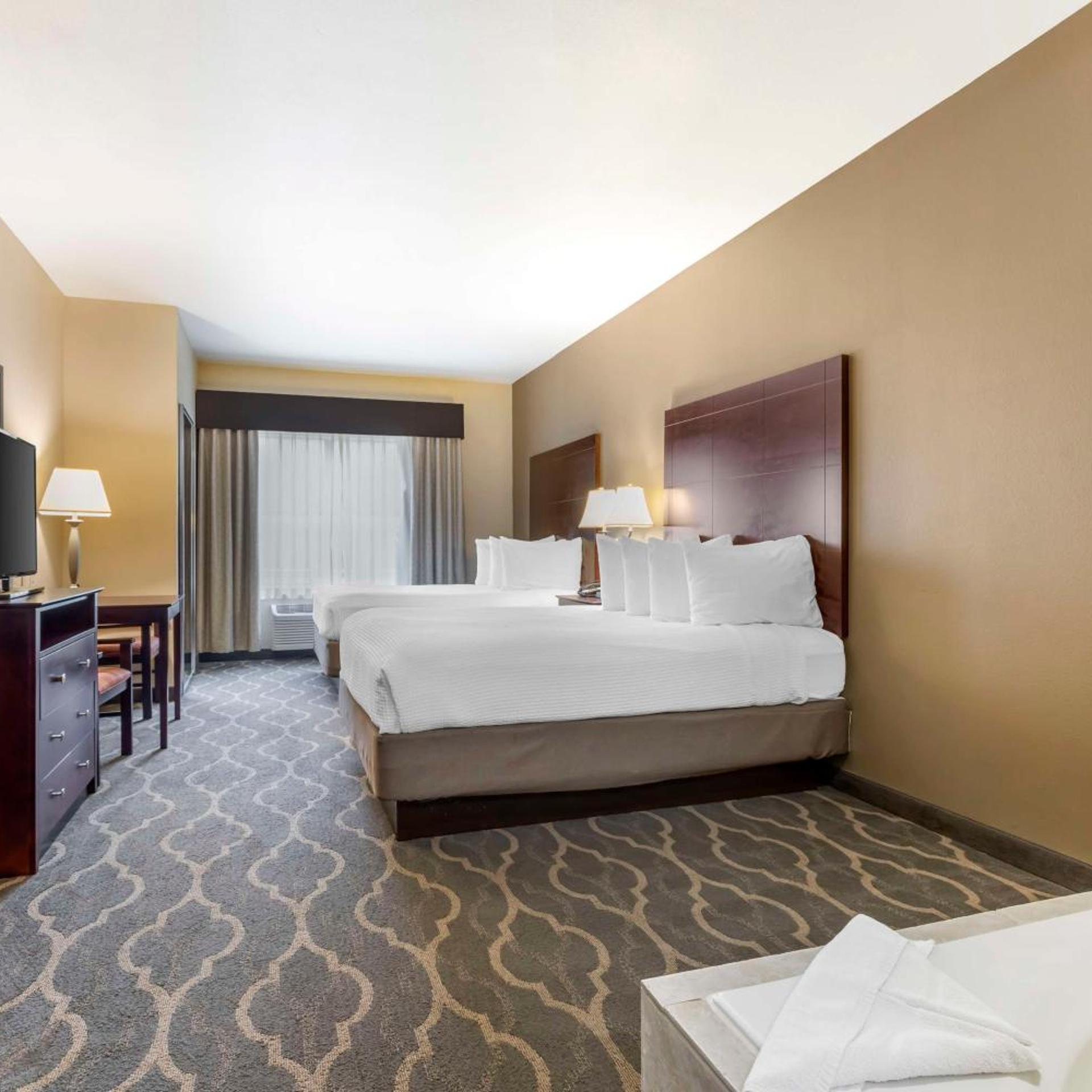 غرفة بسريرين كوين بجاكوزي لذوي الإعاقة، Best Western Plus Burleson Inn & Suites 2/4
