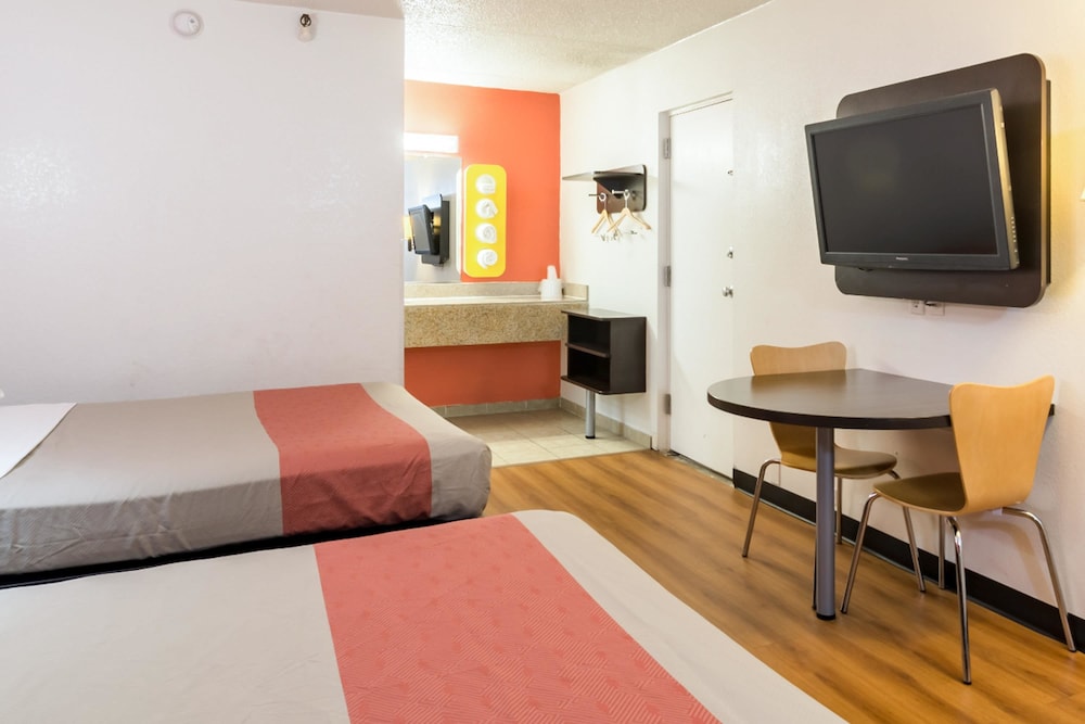 Motel6 Joliet, IL - I-80 44/58