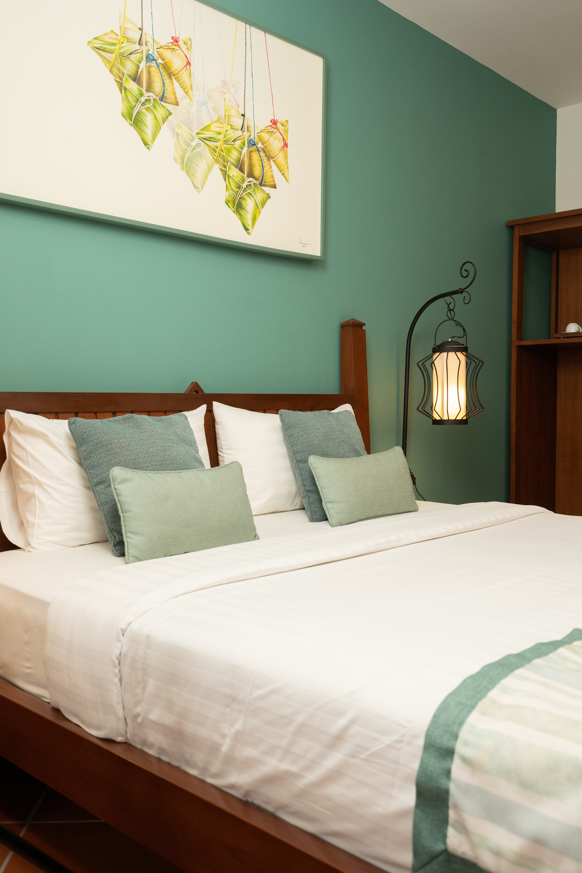 SUPERIOR, KING BED, POOL VIEW