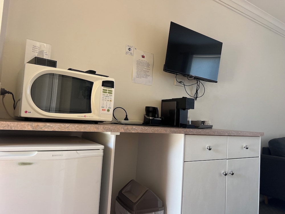 Melton Motor Inn & Apartments 28/32