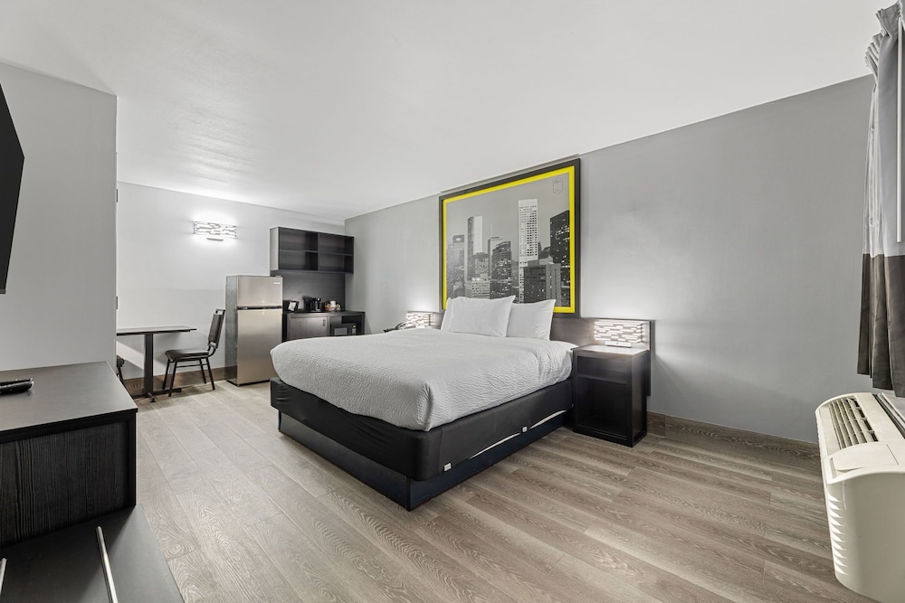 Suite, King Bed, Super 8 by Wyndham Texas City 4/6