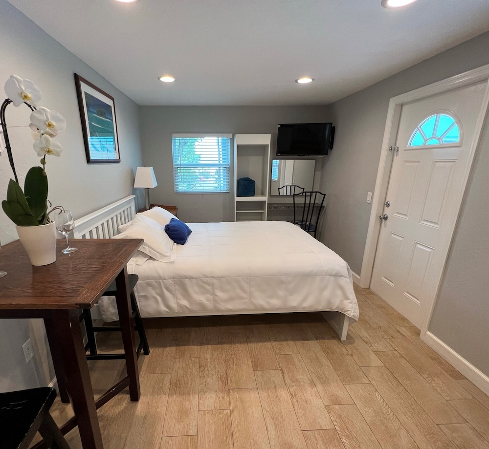Deep 6, Queen Bed