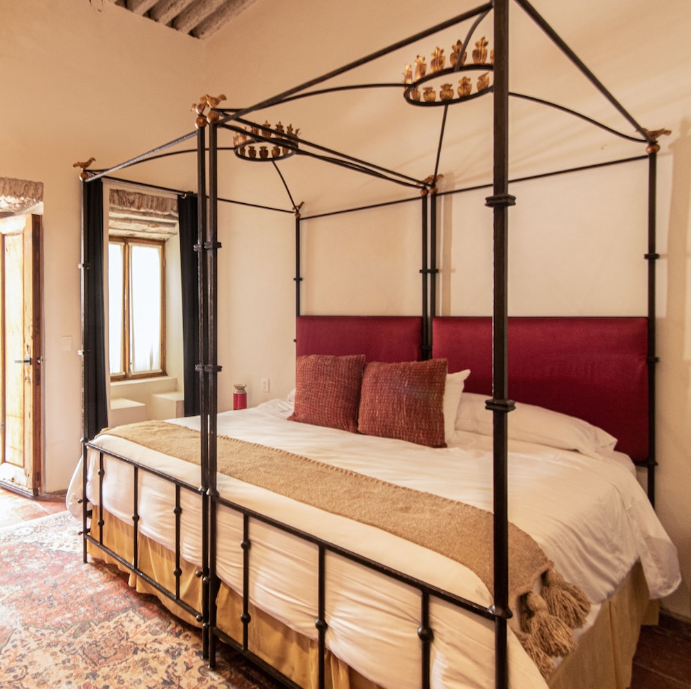SUITE, KING BED