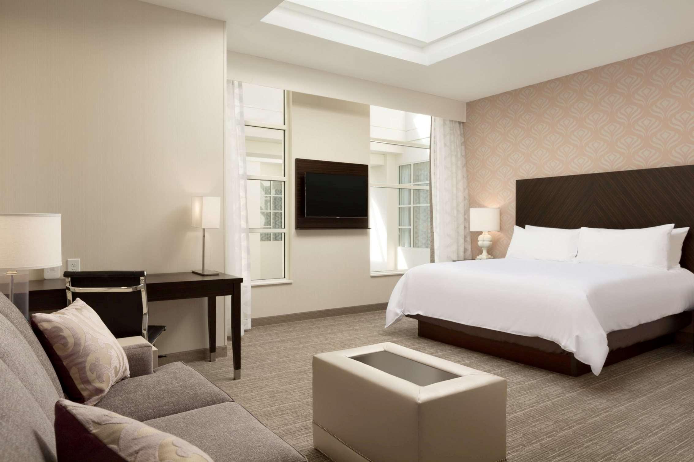 2 ROOMS, SUITE, KING BED, ACCESSIBLE