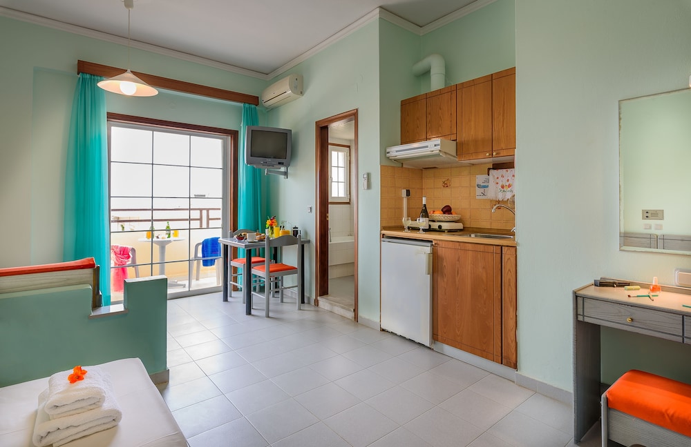 LOULADAKIS APARTMENTS 47/63
