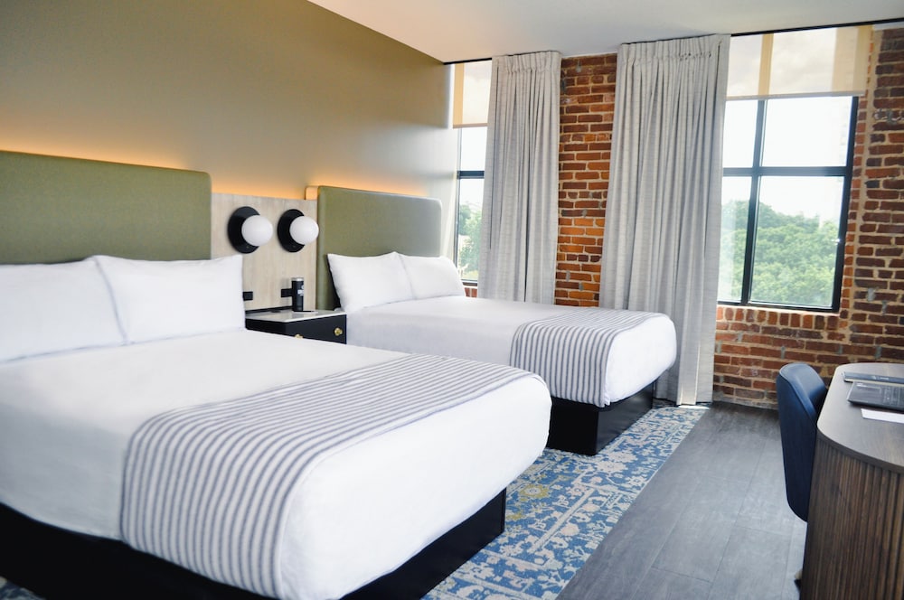 STANDARD, 2 QUEEN BEDS