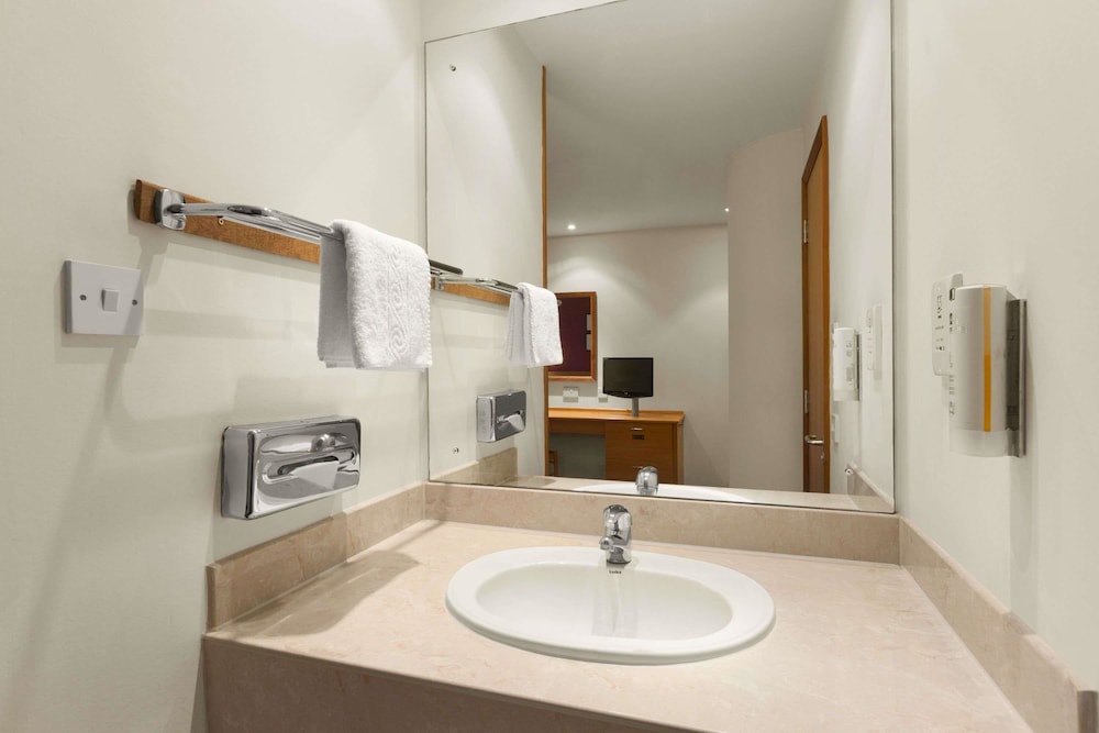 Days Inn by Wyndham Stevenage North 15/24