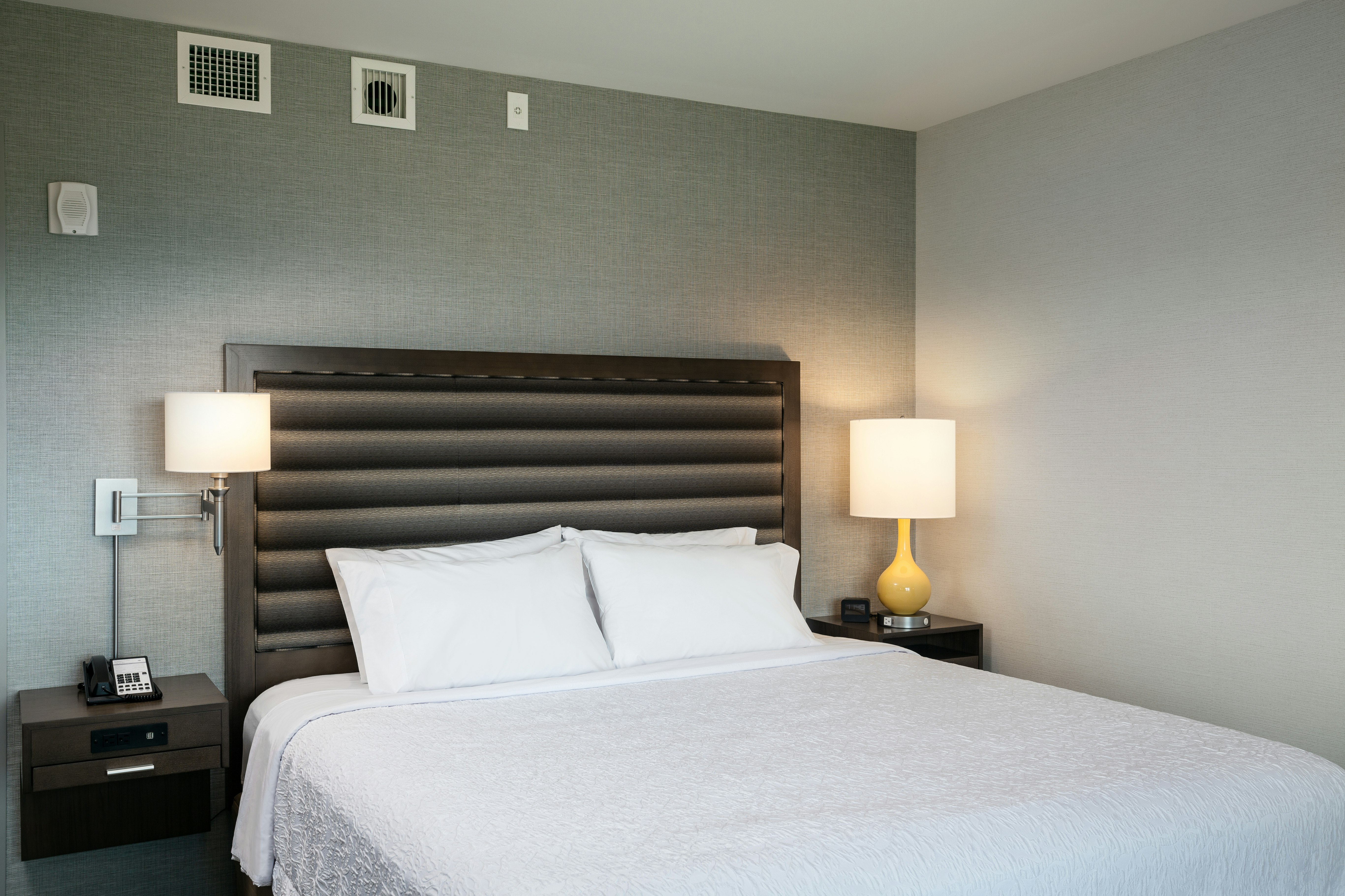 ROOM, KING BED, BALCONY