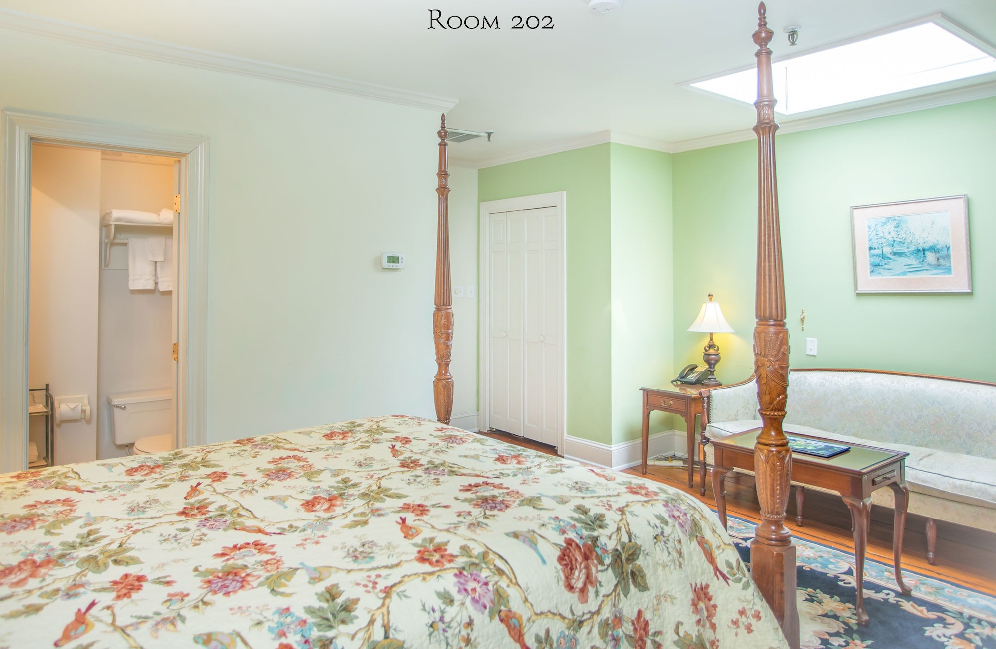 ROOM, QUEEN BED