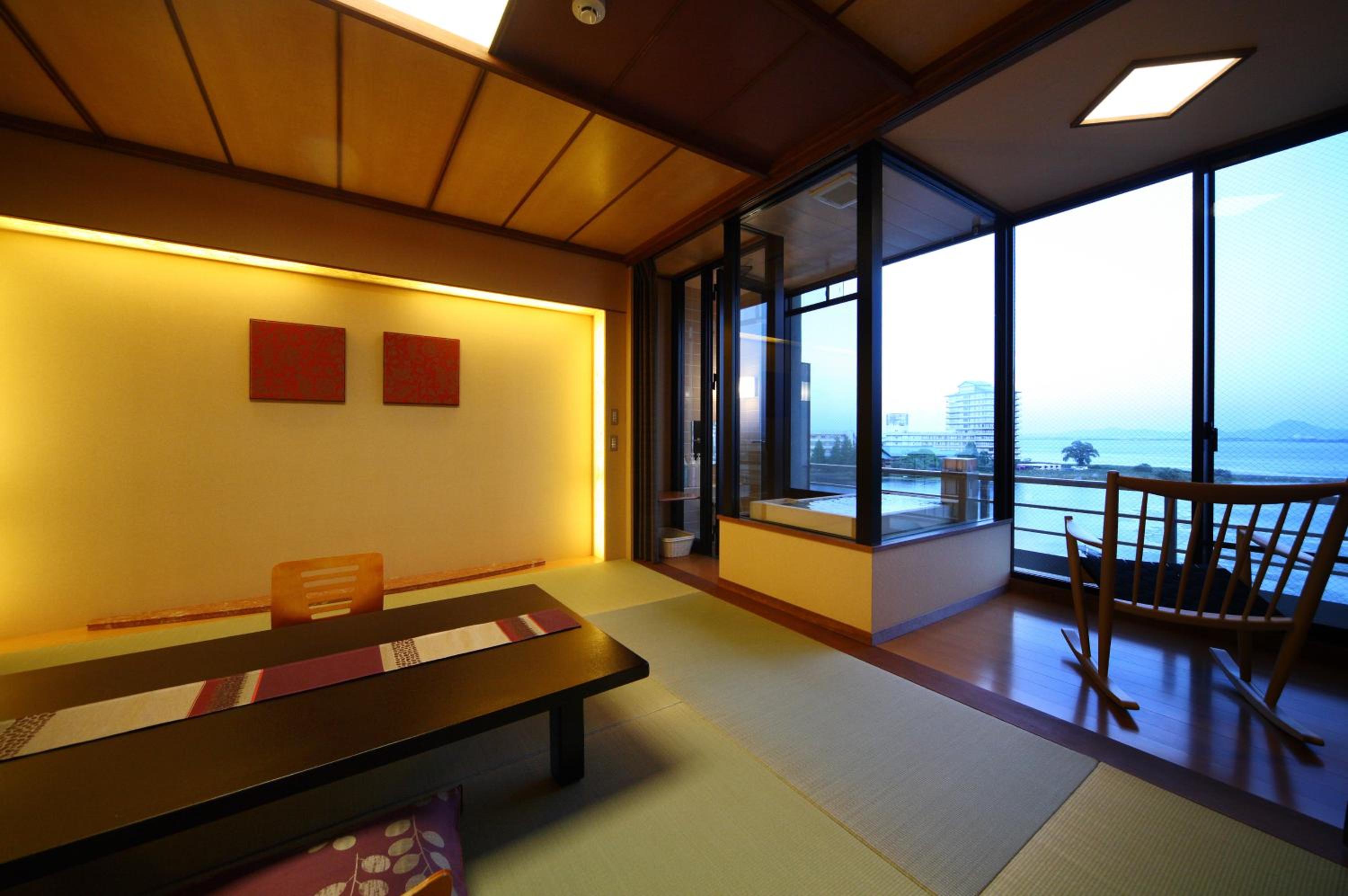 Semi Room, 5 Futon Beds