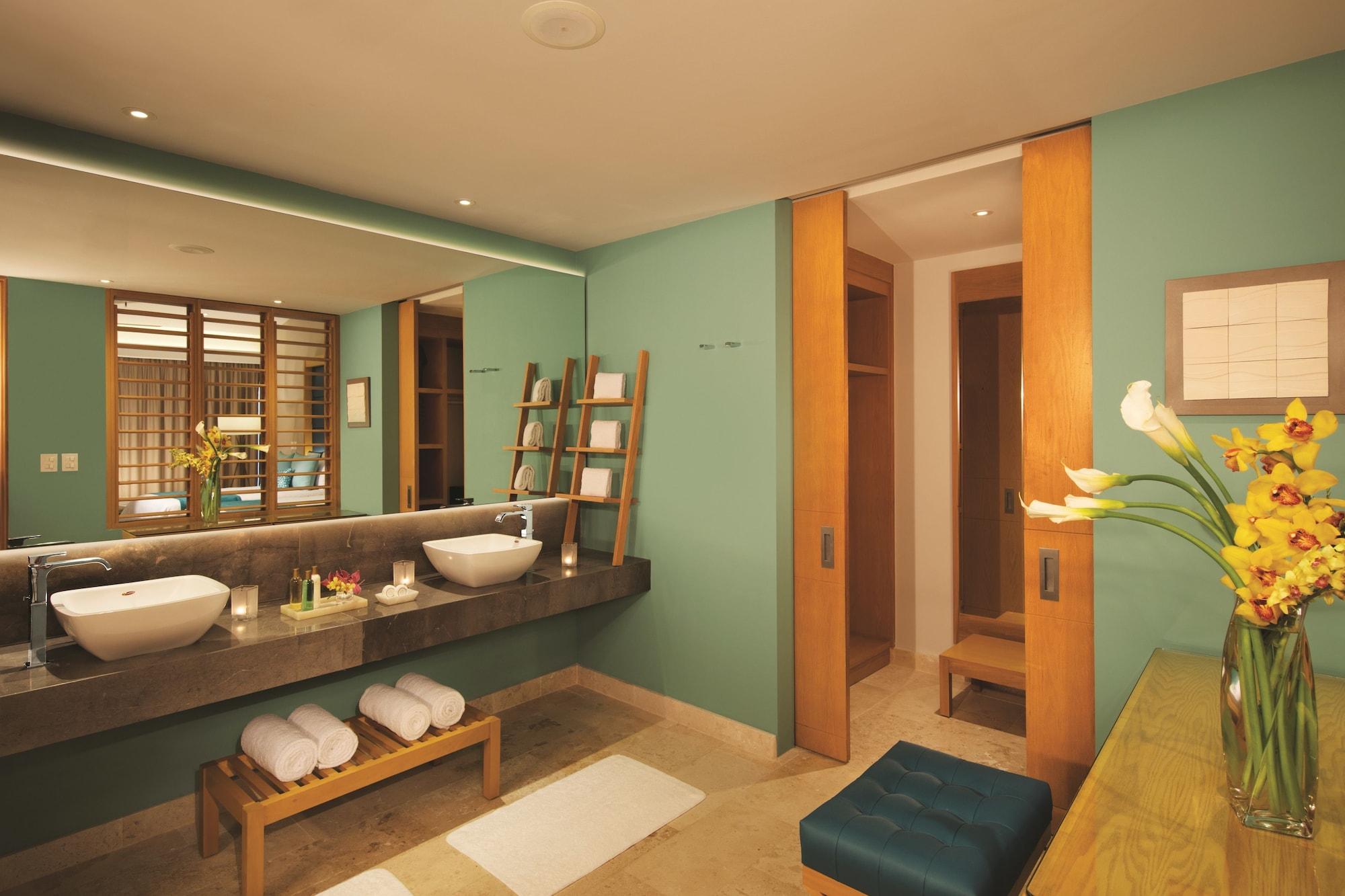 Paramount, Preferred Club, Suite, King Bed, Ocean View
