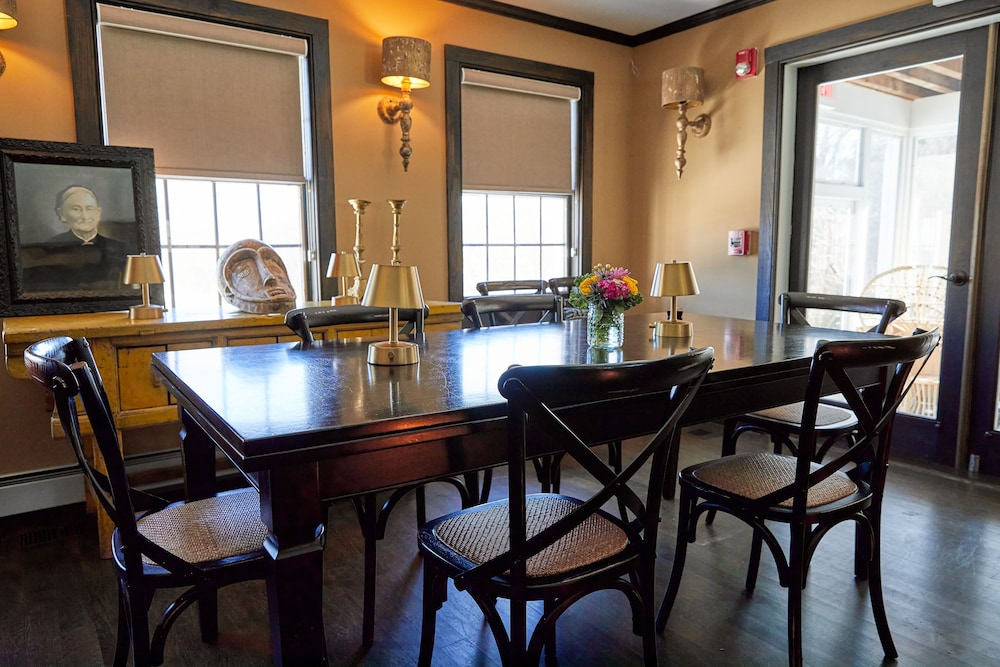 Shelter Harbor Inn 54/72