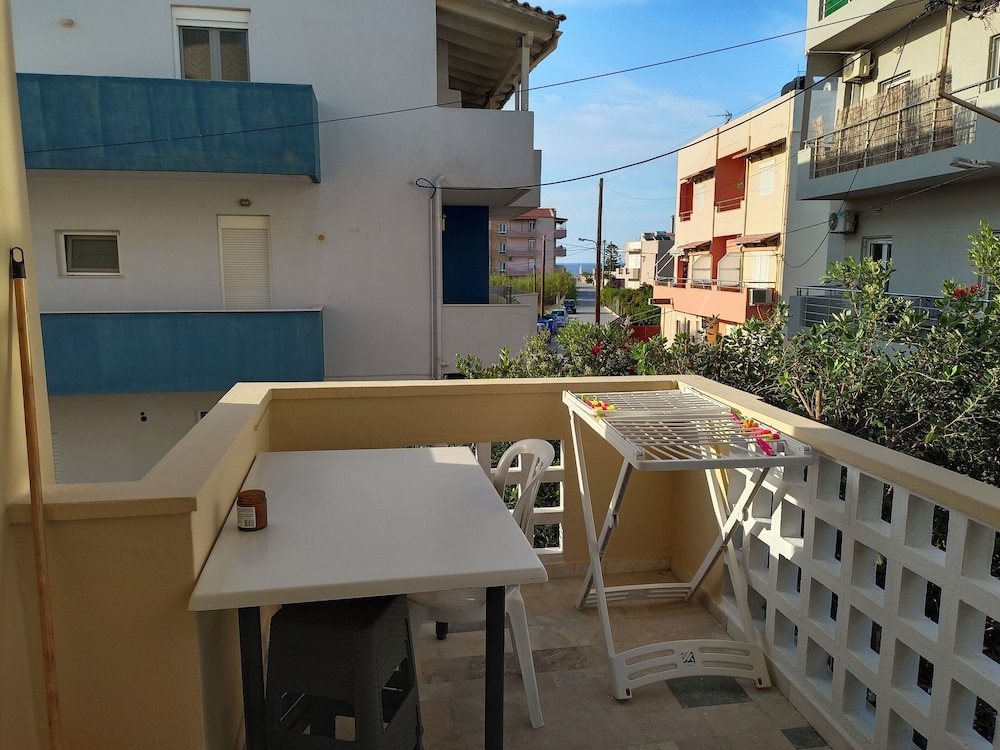 Albatross Studios And Apartments 3/50