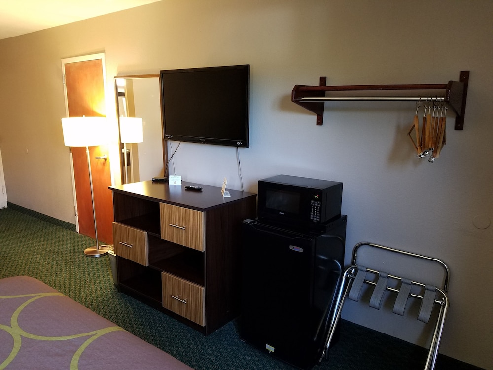 Super 8 By Wyndham Bentonville 42/59