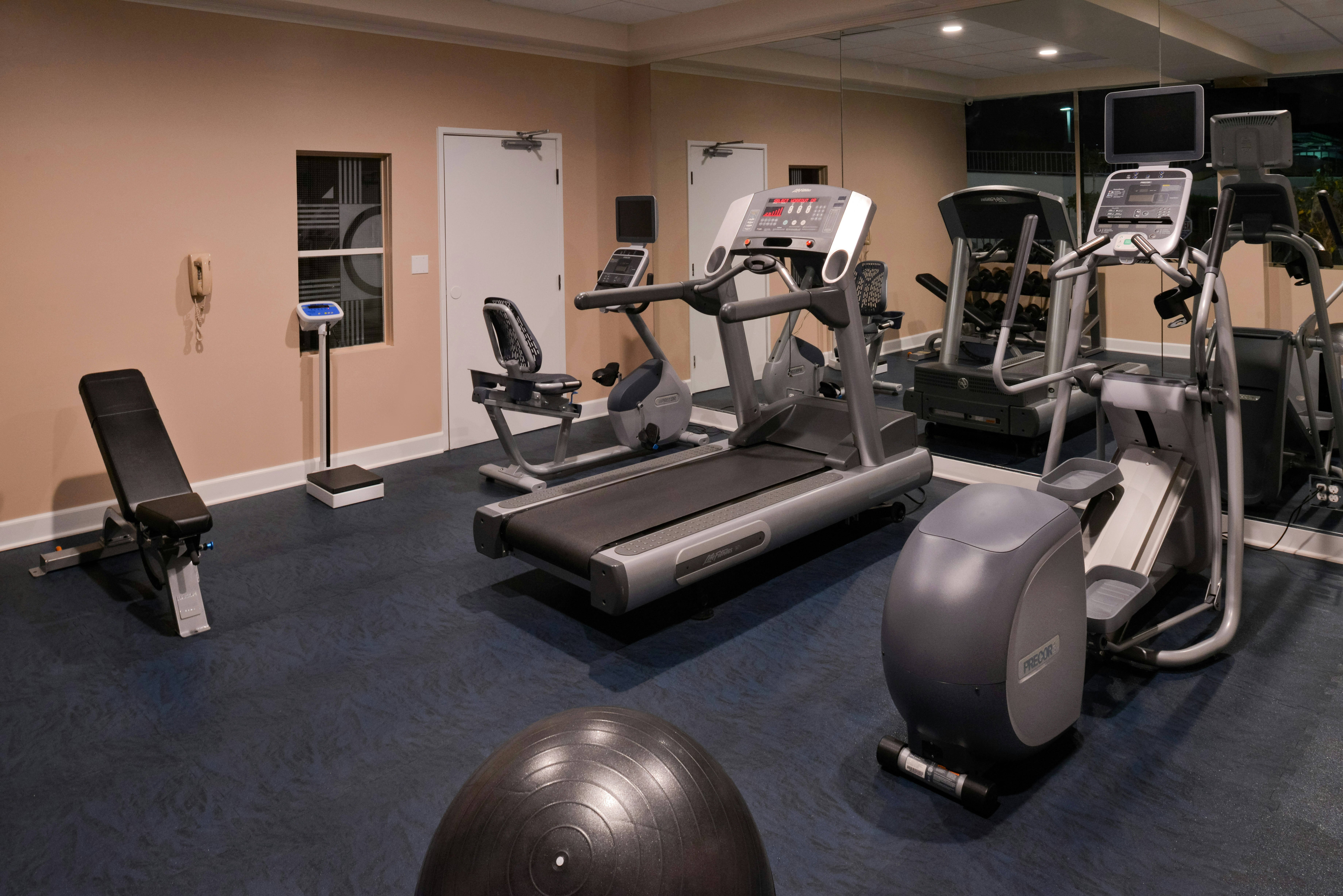 Holiday Inn Express Hotel Suites Pasadena Colorado Boulevard 38/59