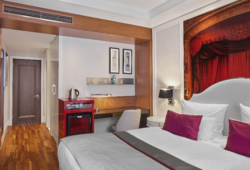 Deluxe, Single, 2 Double Beds