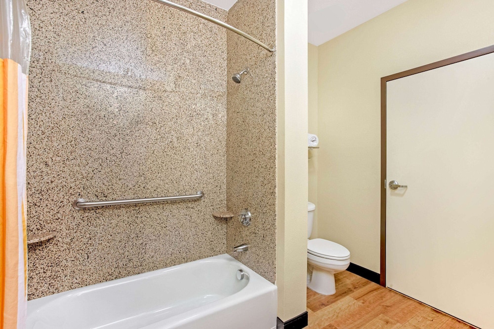 La Quinta Inn & Suites by Wyndham Ennis 13/50
