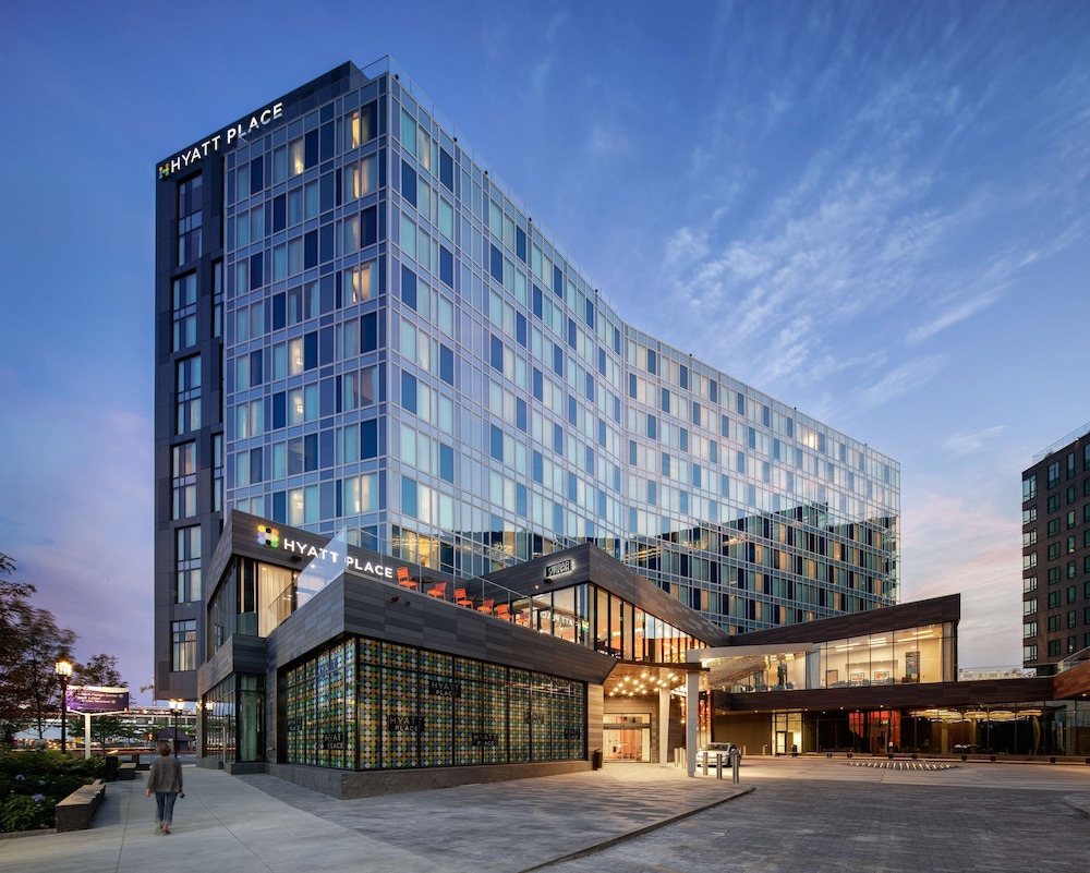 Hyatt Place Boston Seaport District 38/47
