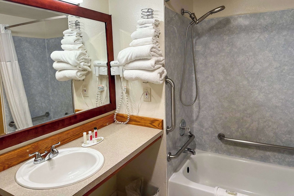 Econo Lodge Edmonds North Seattle, WA 34/39