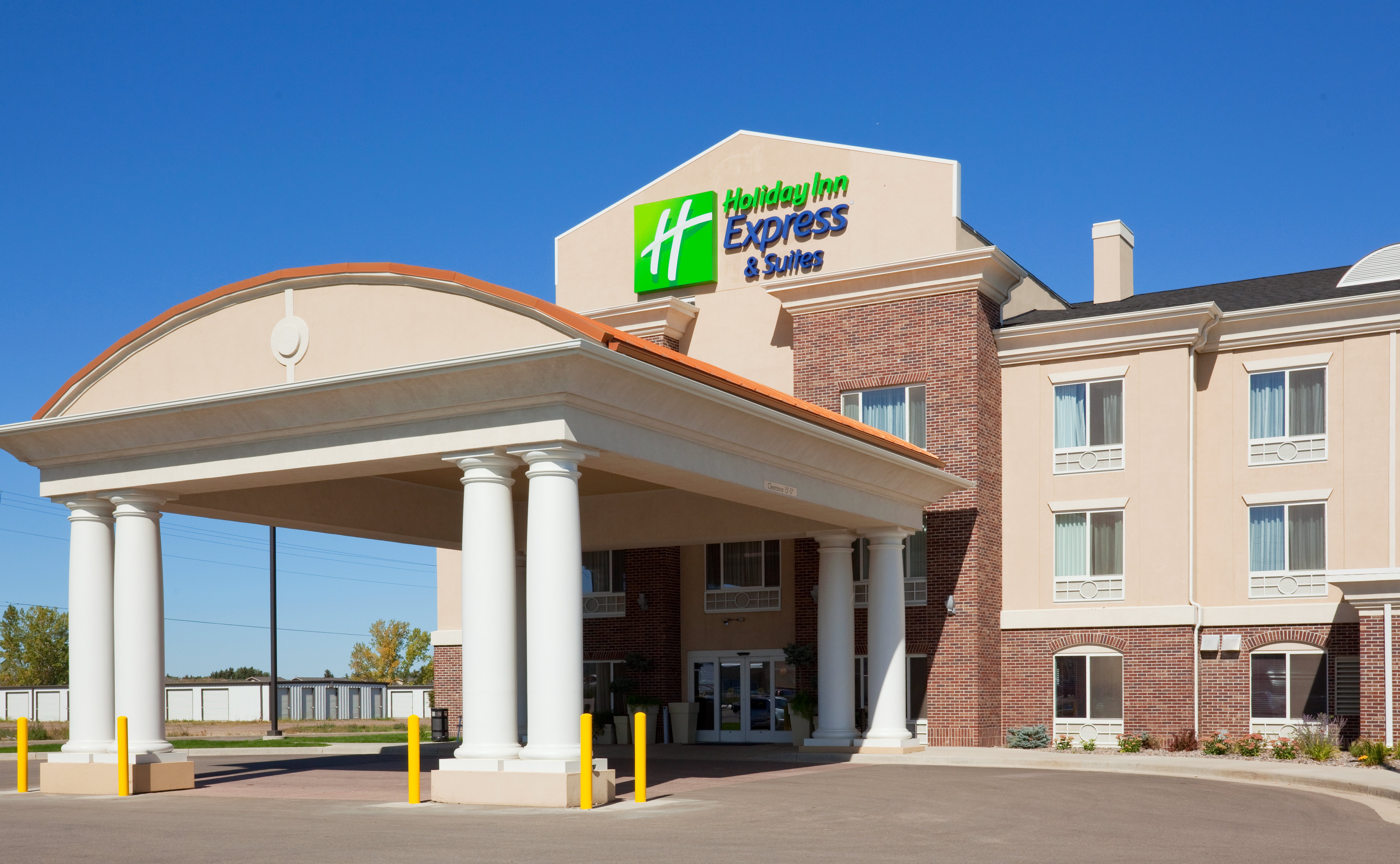 Holiday Inn Express and Suites Minot 49/50