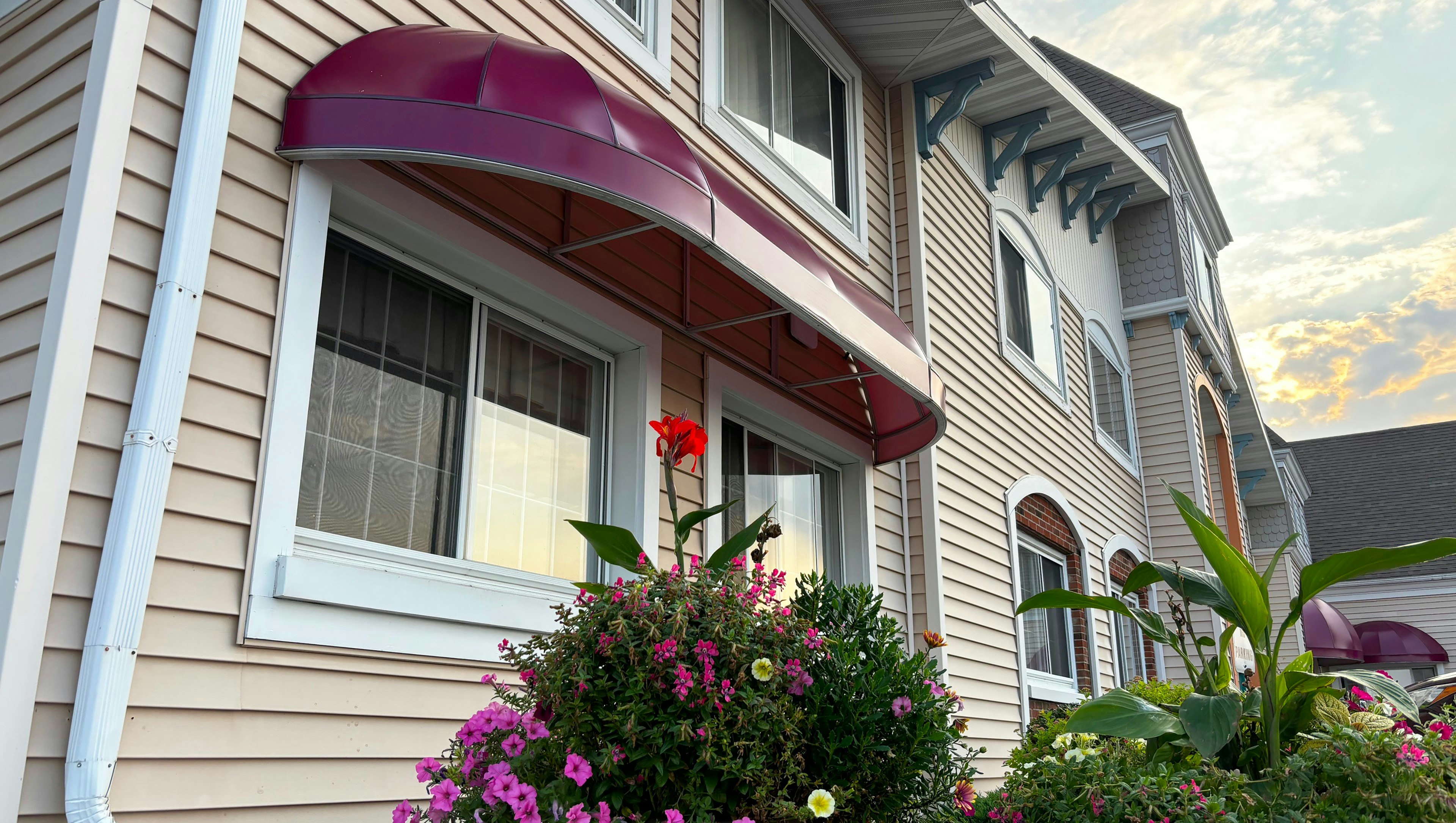 Magnuson Grand Pioneer Inn And Suites 2/48