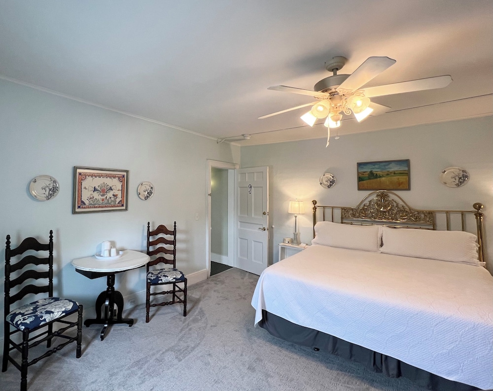 Rogues Harbor Inn 18/50