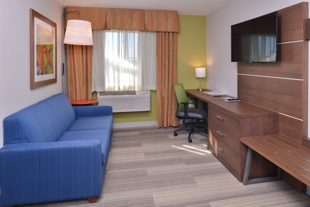 Holiday Inn Express Hotel Suites Stevens Point 40/57