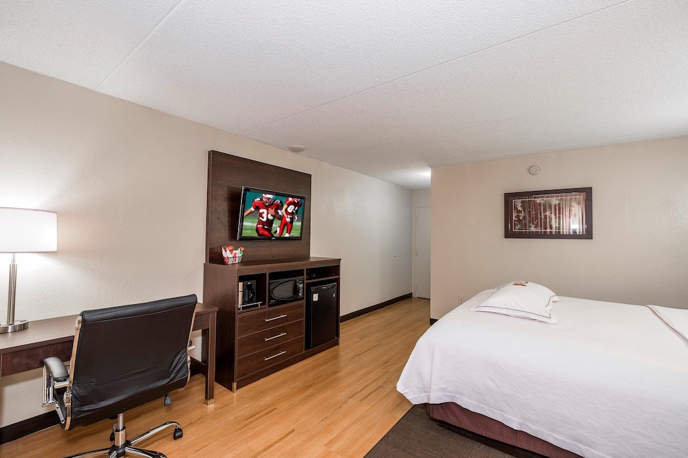 Red Roof PLUS & Suites Knoxville West - Cedar Bluff 20/51