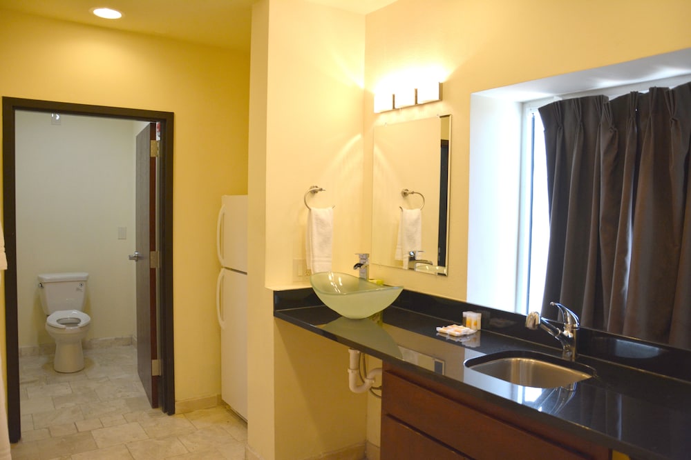 Days Inn Suites By Wyndham Milwaukee 22/40