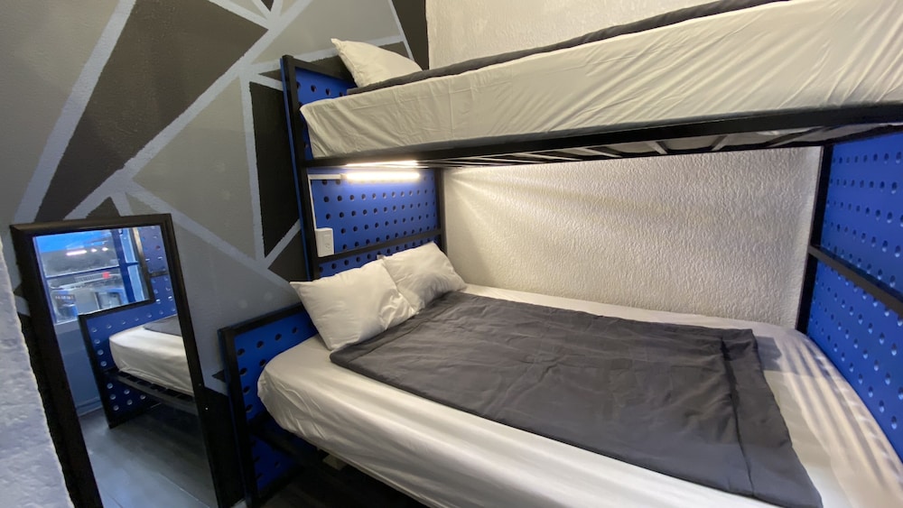 Roomies Hostel Condesa 8/25