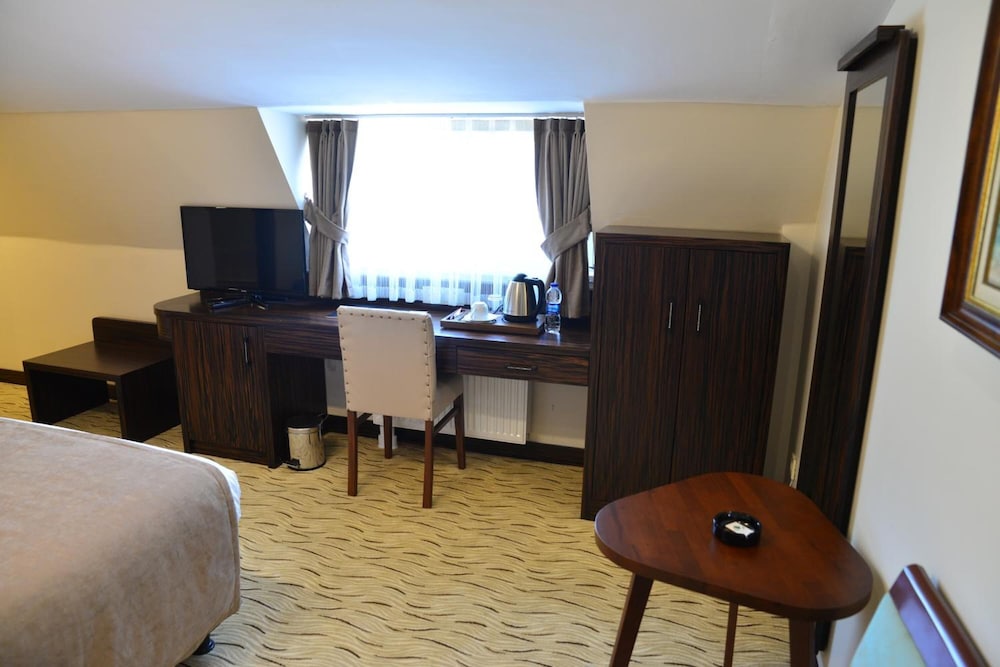 Golden Siyav Hotel 63/75