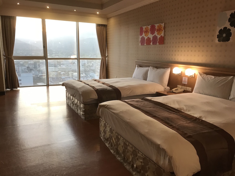 ROOM, QUADRUPLE, CITY VIEW