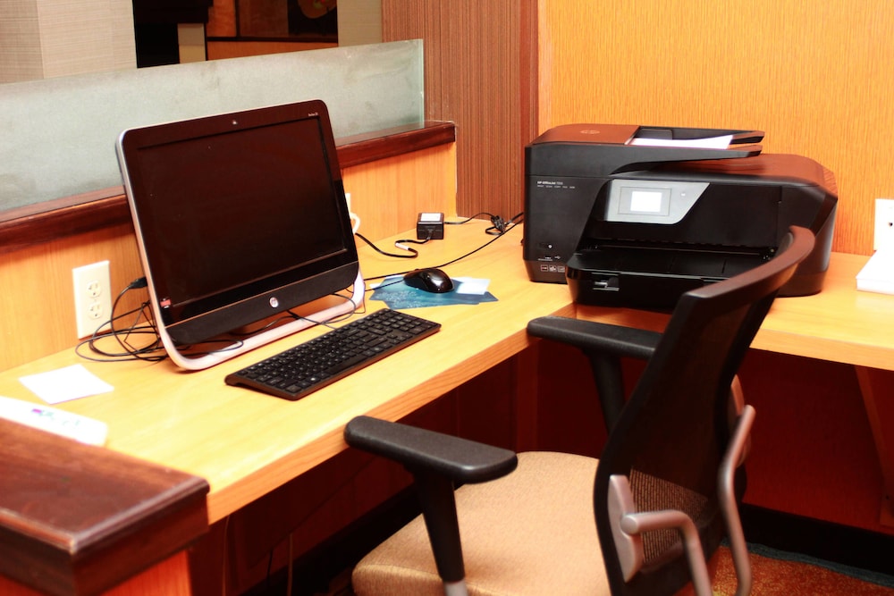 Fairfield Inn Suites Fairmont 15/19