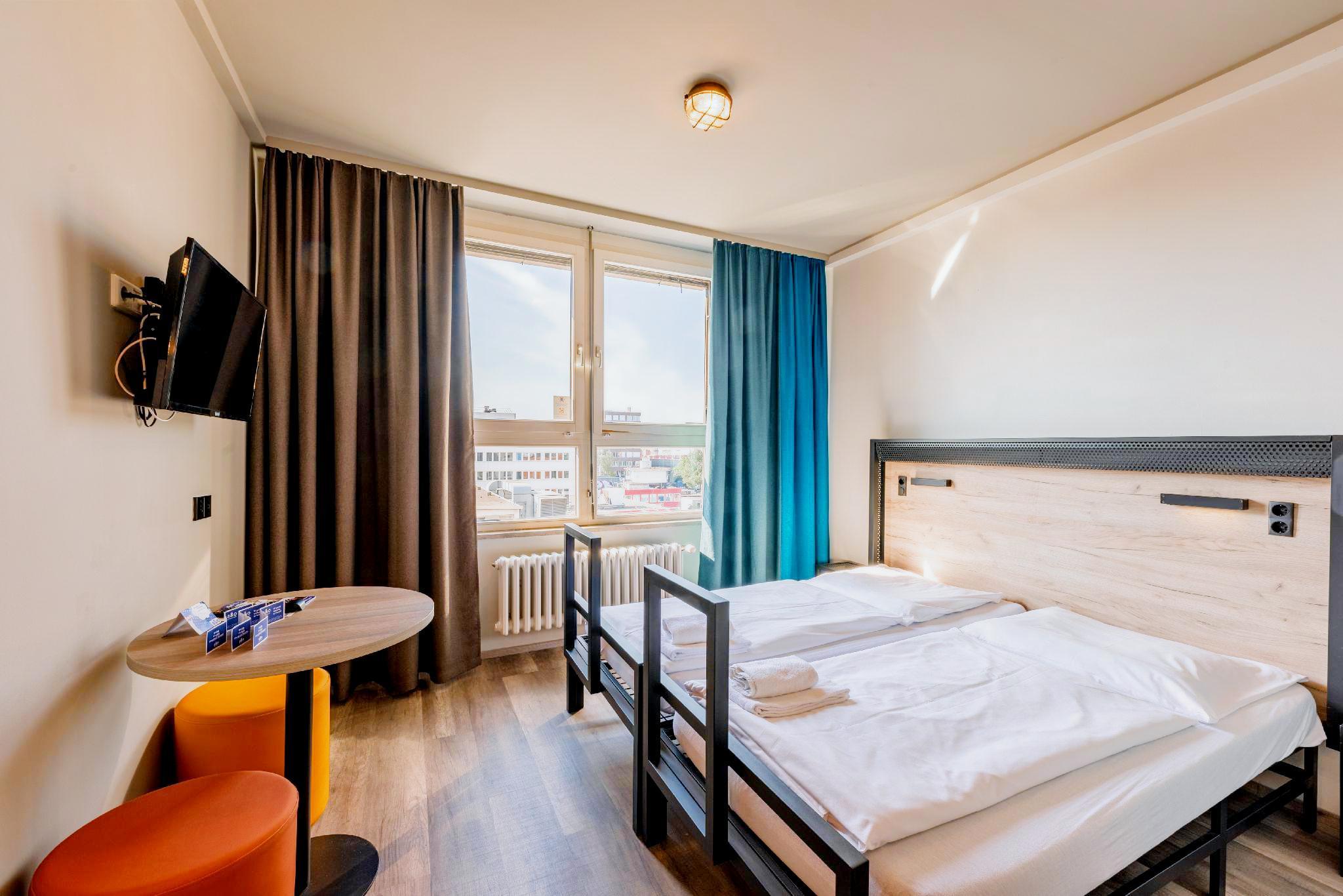 Private, 8 Beds