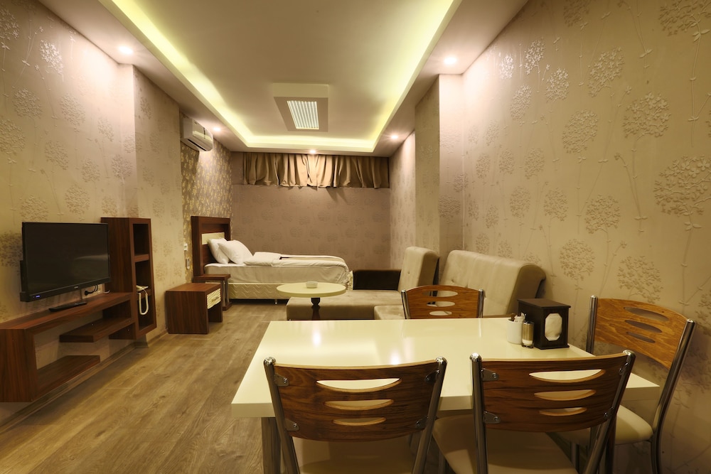 Azd House Hotel 40/50