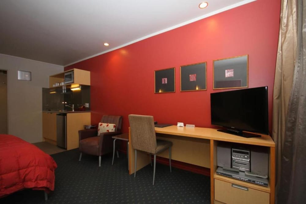 Bentleys Motor Inn 36/50