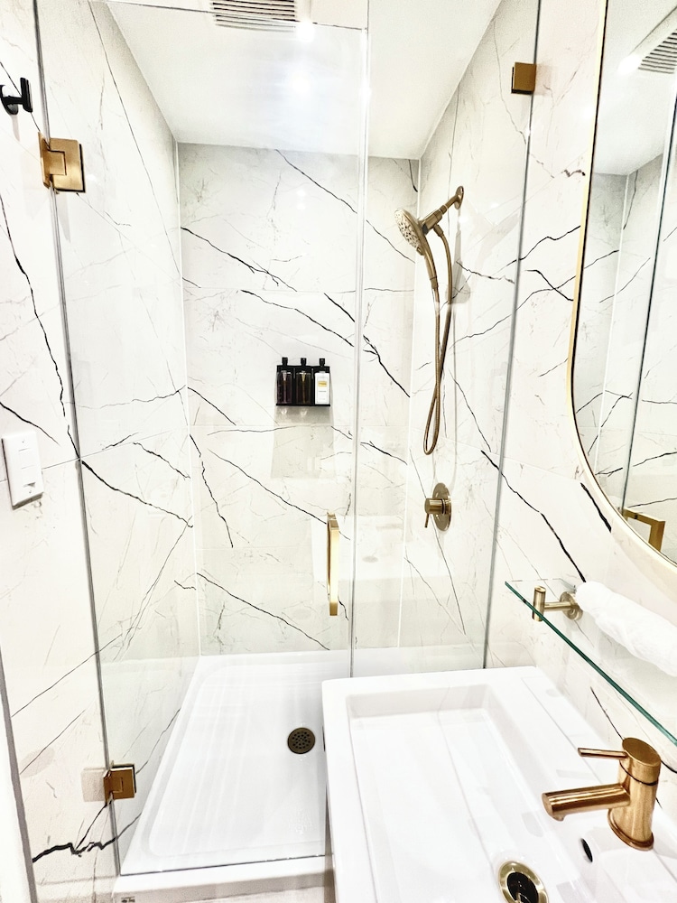 Toronto Rooms And Suites 49/49