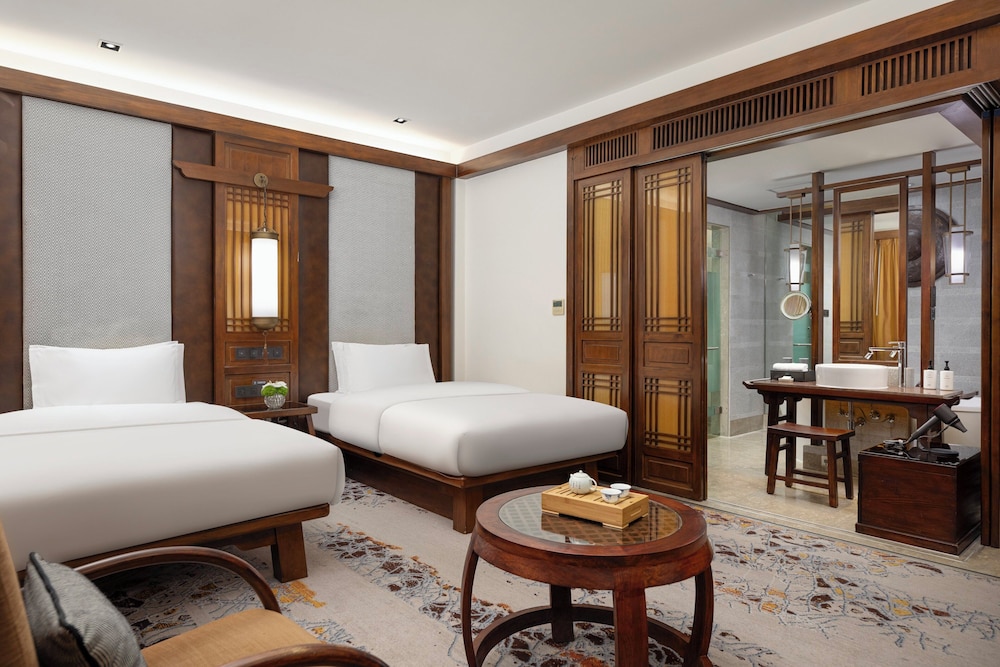 غرفة كلاسيكية بسريرين منفصلين بإطلالة على الحديقة، INTERCONTINENTAL LIJIANG ANCIENT TOWN RESORT 4/6